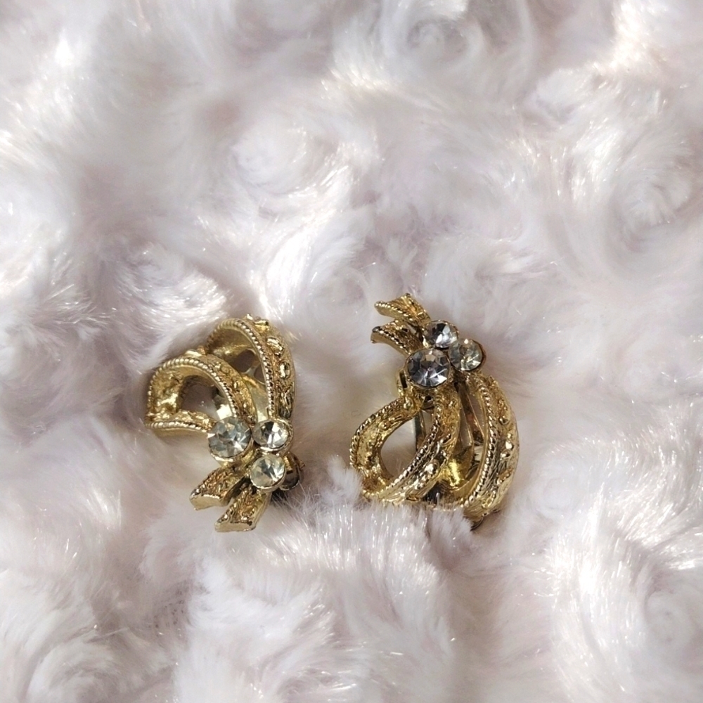 𝅺VINTAGE gold colored earrings with clear stones very beautiful clip on back